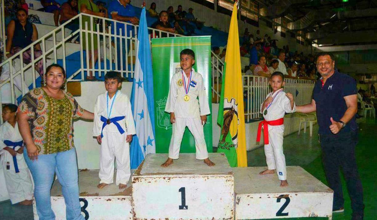 Fortalece tanto el cuerpo como la mente, promoviendo la autodisciplina, el autocontrol y el respeto.