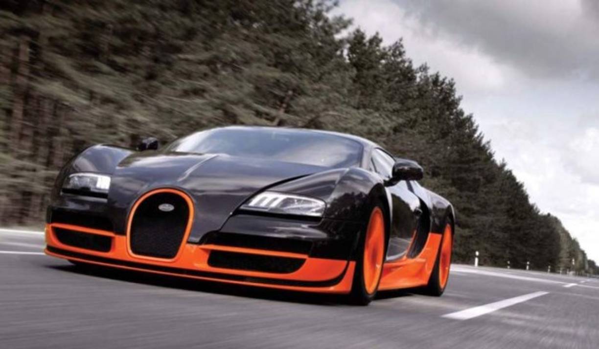 Brazilian retired football player Ronaldinho (C) and his brother Roberto de Assis Moreira (L) wait for the beginning of their hearing at the Asuncion's Justice Palace, in Asuncion, on August 24, 2020. - After six months under arrest in Paraguay, former Brazil football star Ronaldinho was set for a hearing on Monday on charges of travelling with false documents, according to judicial sources. (Photo by NORBERTO DUARTE / AFP)
