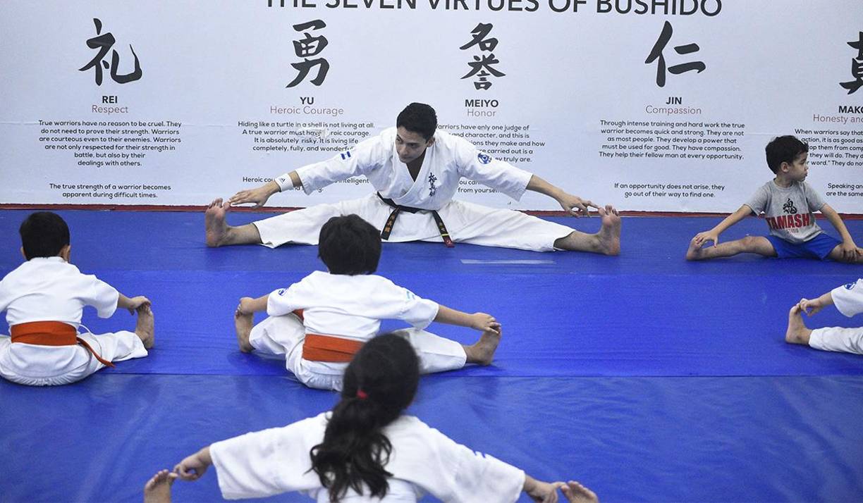 El karate es una disciplina que combina técnicas de defensa y ataque, así como movimientos corporales fluidos y precisos. 