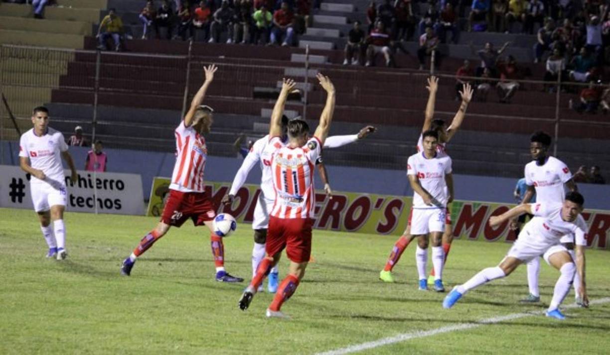 Los jugadores del Vida levantan las manos en señal de reclamo pidiendo el penal.