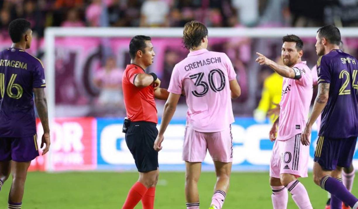 Tanto que el argentino no fue perdonado y recibió su primera tarjeta amarilla con la camiseta del Inter Miami.