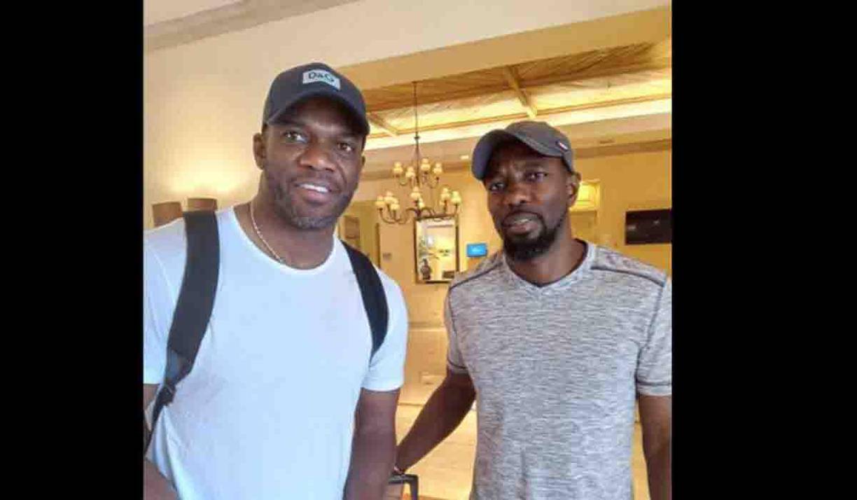 El exgoleador hondureño David Suazo fue recibido por su hermano Henry.