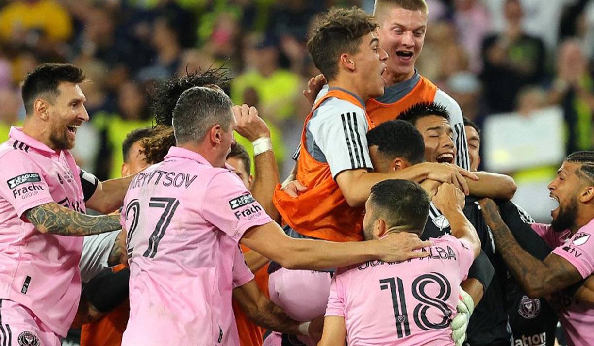 Messi y el resto de sus compañeros del Inter Miami se dirigieron donde el portero luego que atajó el penal que les dio el título,