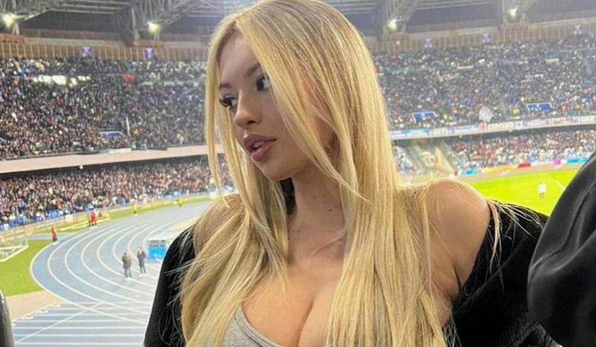 La linda chica es aficionada al fútbol y como consecuencia ha sido conquistada por un futbolista hondureño.