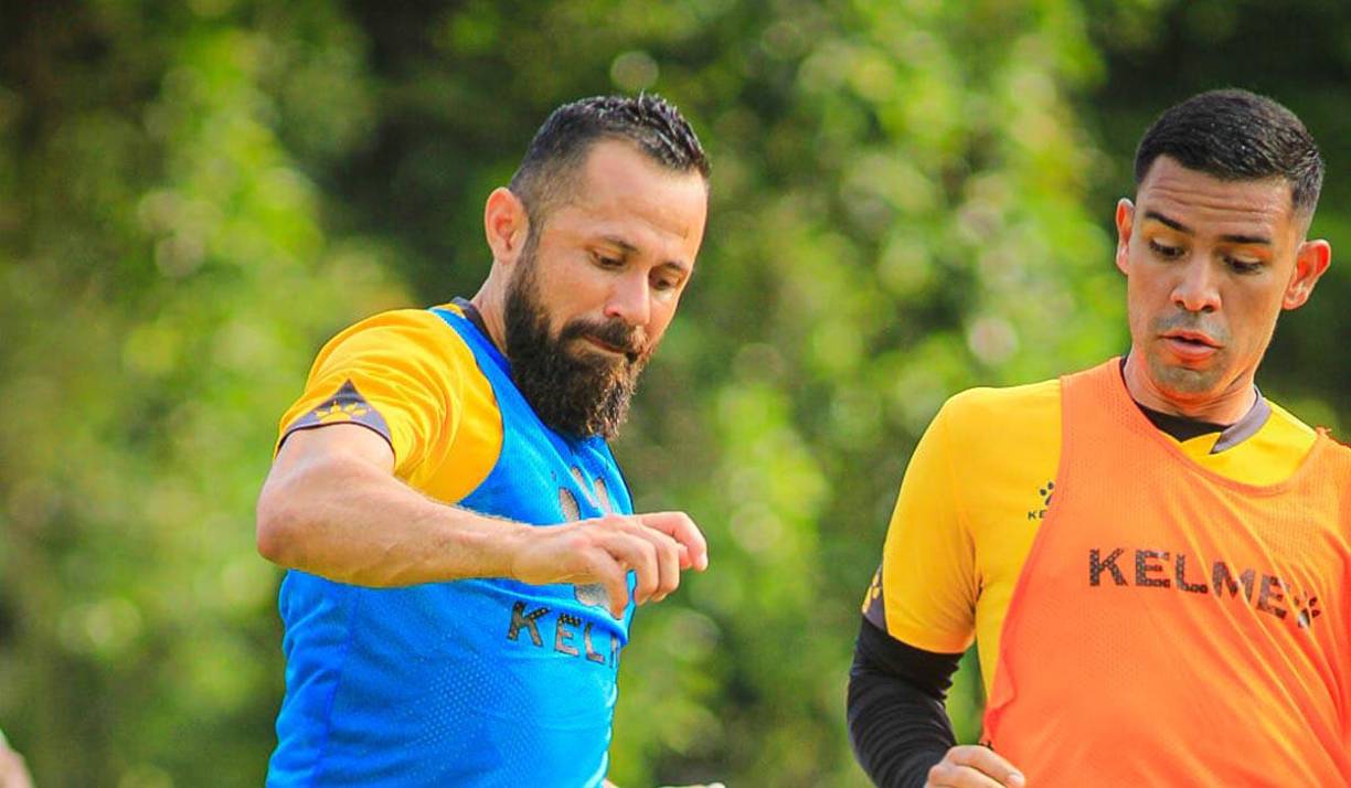 Alfredo Mejía: El centrocampista realiza pretemporada con Real España y en la máquina se ilusionan con ficharle de cara a la próxima campaña. Sin embargo, el contención tiene contrato con el Levadiakos de Grecia.