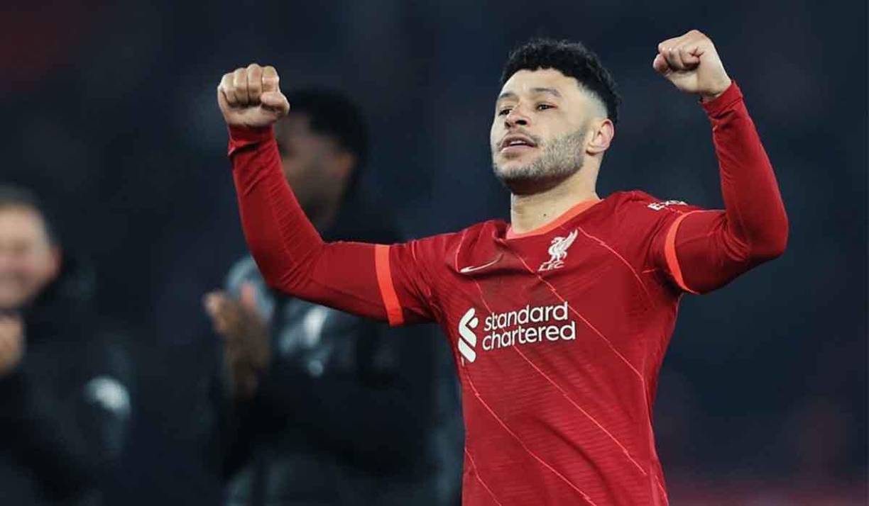 El mediocampista Oxlade-Chamberlain se despidió de la afición del Liverpool luego que el club no le renovó contrato. El volante suena para llegar a las filas del Aston Villa.