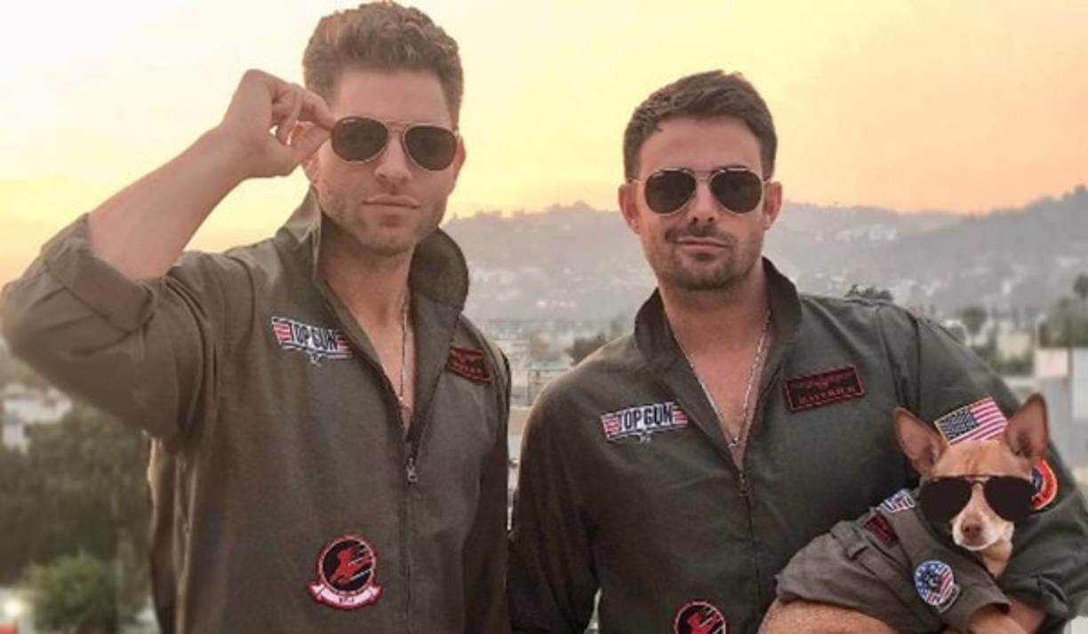 Compartiendo una foto de él mismo junto a Vaughan y su perro vestidos con trajes de Halloween inspirados en Top Gun el jueves, Bennett escribió: 'Porque se me olvidó publicar en Halloween. te amo bebé. #mygoose @jaymesv'
