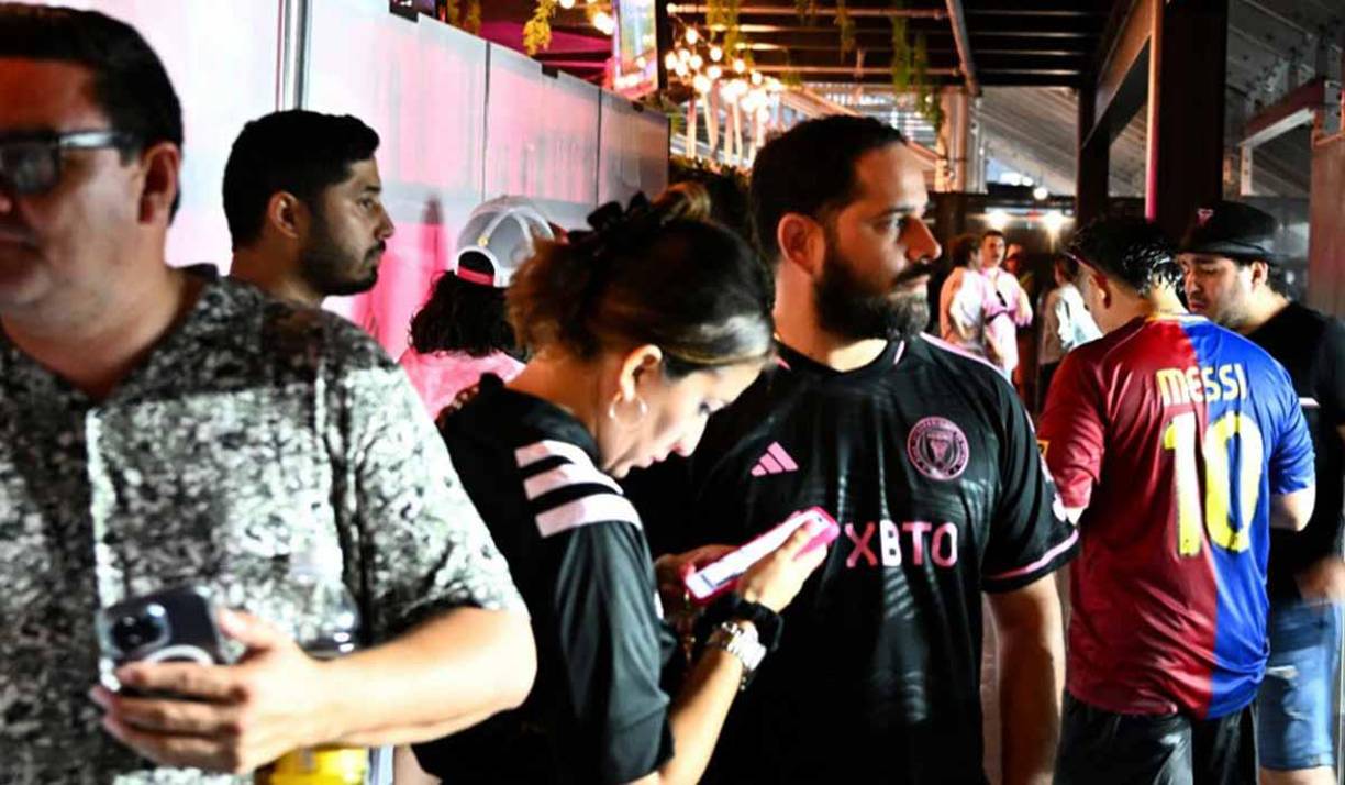 La presentación del campeón del mundo en el conjunto de Florida no inició a la hora que estaba programada por las intensas lluvias.