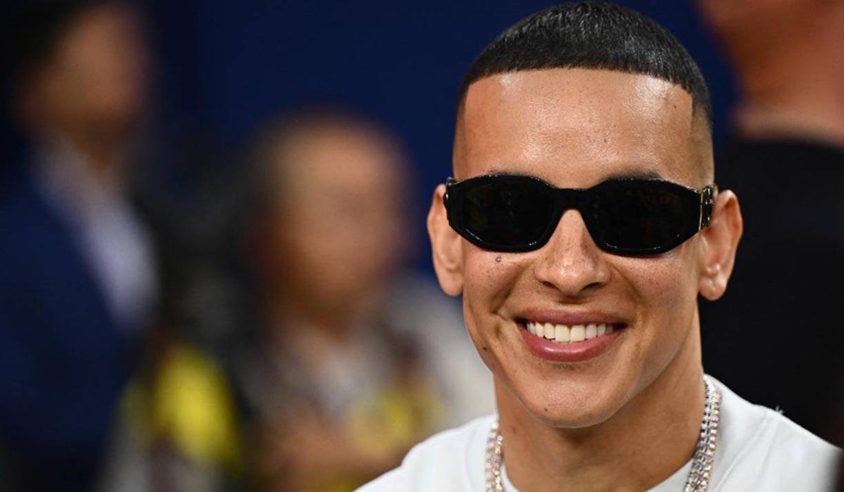 El artista internacional Daddy Yankee fue invitado de lujo en el amistoso Barcelona vs Arsenal. 