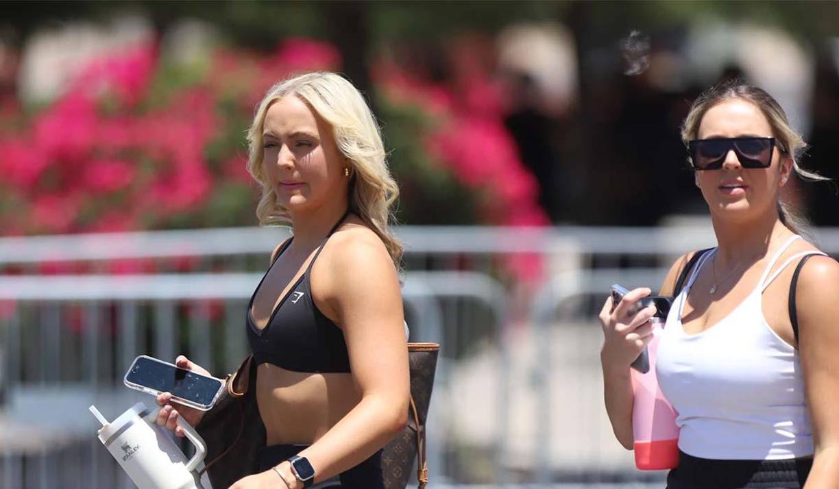 Estas bellas norteamericanas fueron captadas en las afueras del estadio.