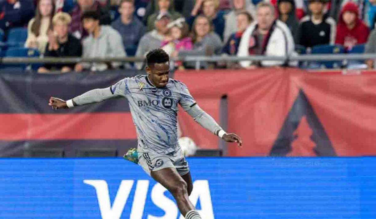 El problema entre Quioto y algunas personas de Río Lindo se desató luego que el delantero hondureño apoyaba al Juventus de Roatán. En un principio no le reclamaron el hecho que debía de pagar su entrada, el reclamo se dio tras el final del juego.