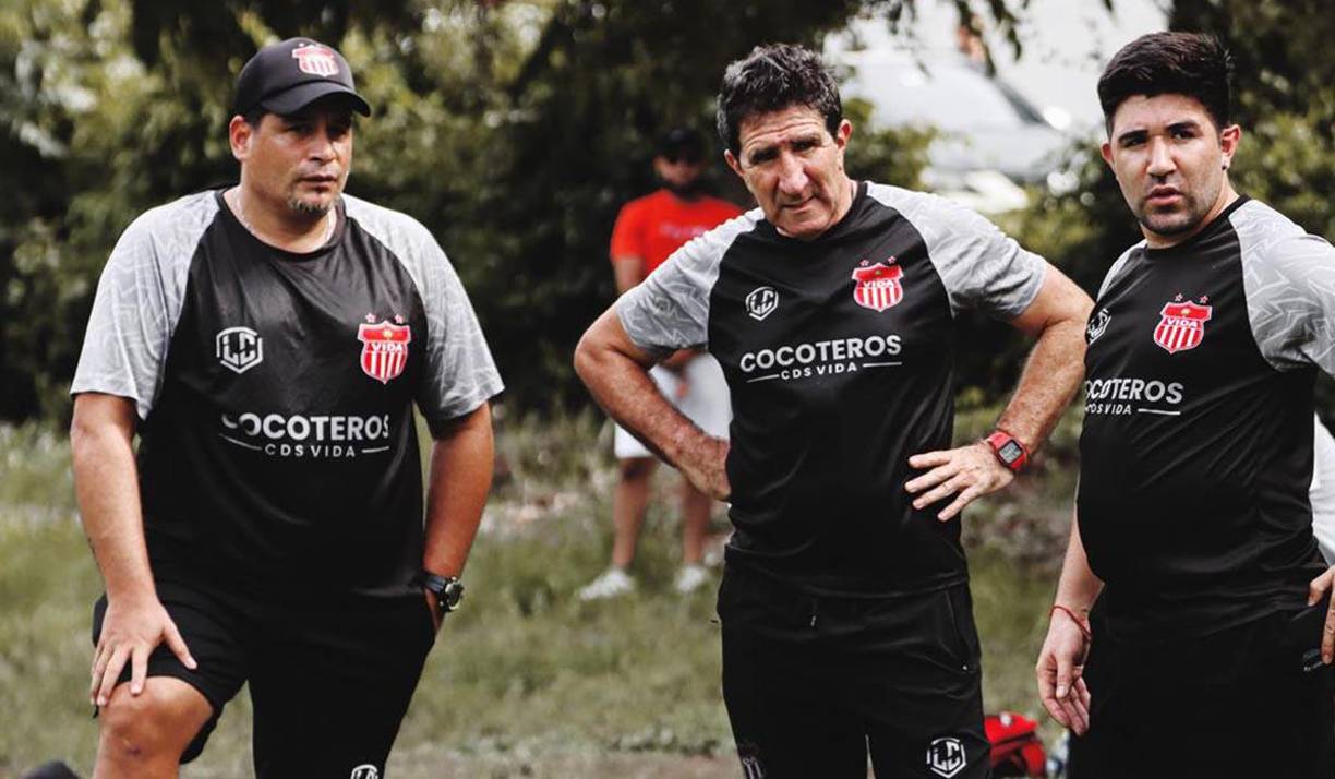 Debido a esto, el equipo que dirige el argentino Héctor Vargas no cuenta con suficientes jugadores para encarar su partido debut, pues la institución roja se deshizo de 18 futbolistas para el Apertura 2023 y no tiene disponibles a sus nuevas incorporaciones.