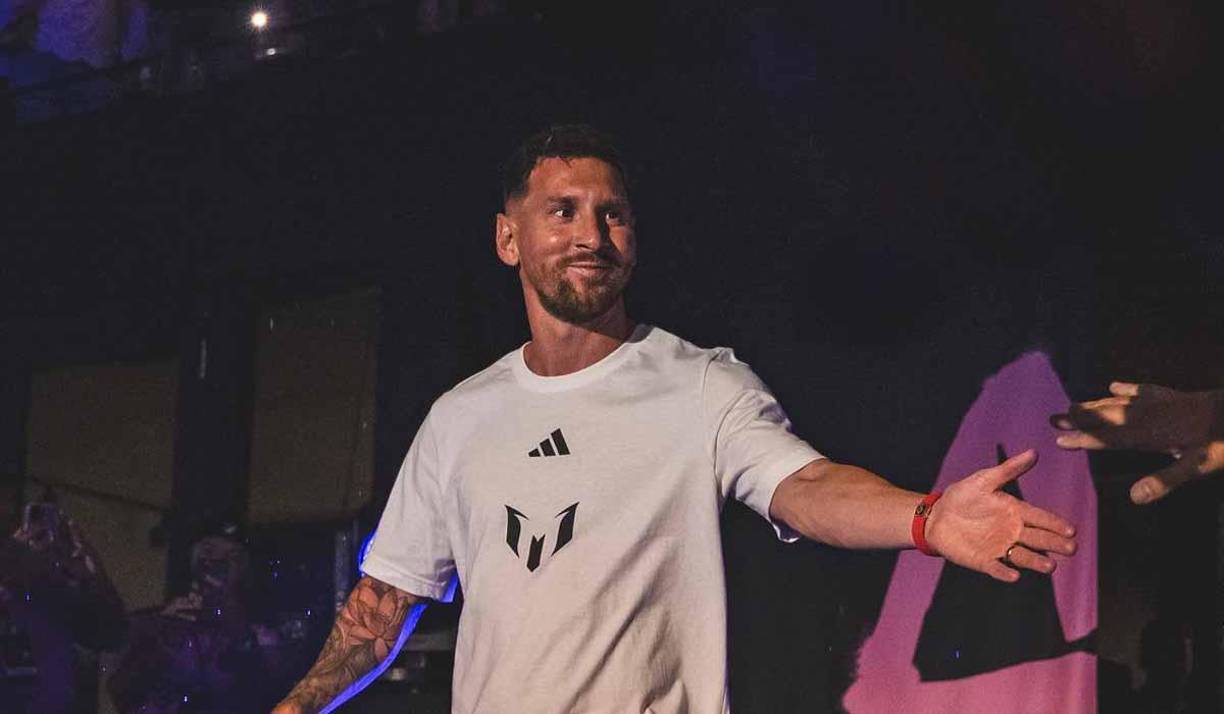 La presentación de Messi comenzó horas más tarde de los previsto debido a una fuerte tormenta que azotó a la ciudad de Miami.