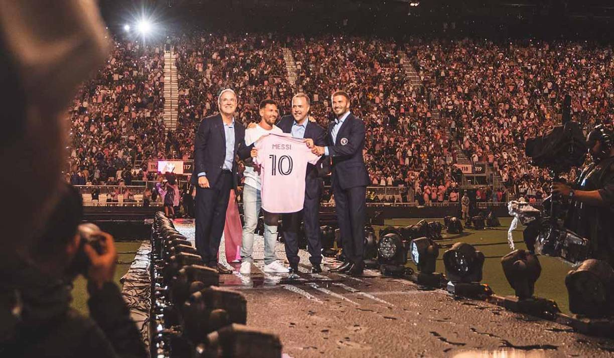 “Tengo muchas ganas de empezar a entrenar, a competir. Tengo las mismas ganas que tuve siempre de ganar, de ayudar a que el club siga creciendo”, añadió el número 10 del Inter Miami después de posar con su nueva camiseta en mano.