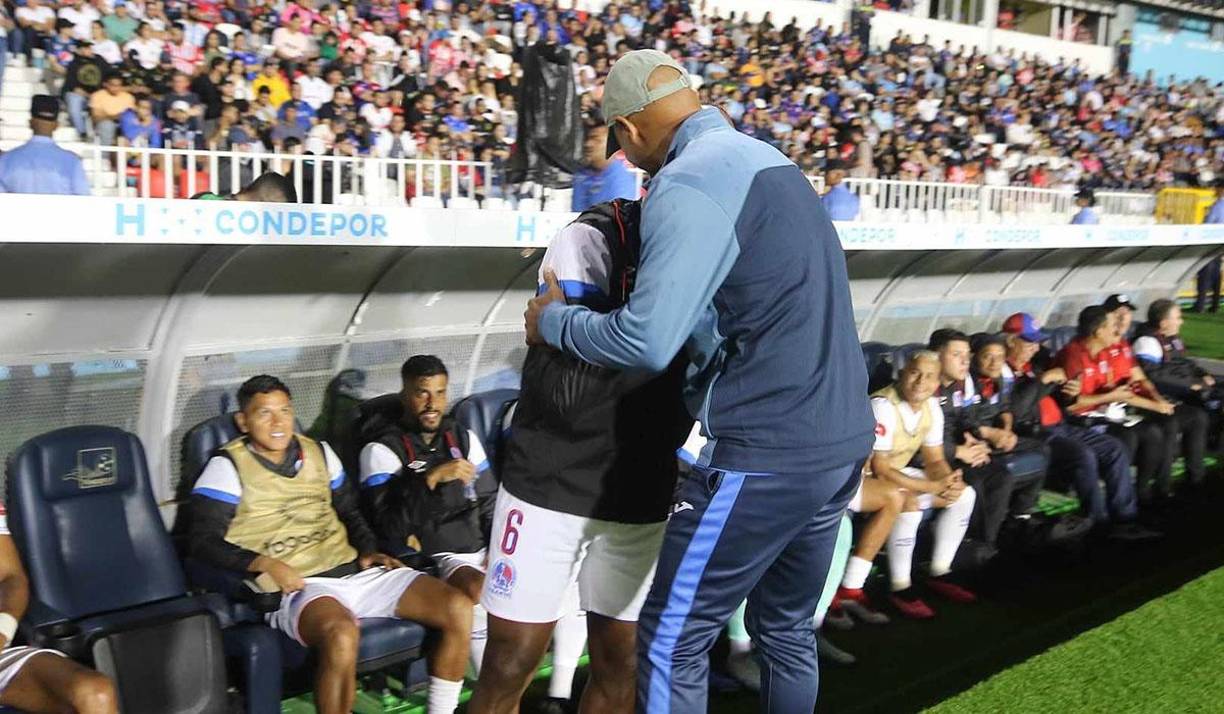 Beckeles le respondió a Ninrod Medina con un efusivo abrazo.