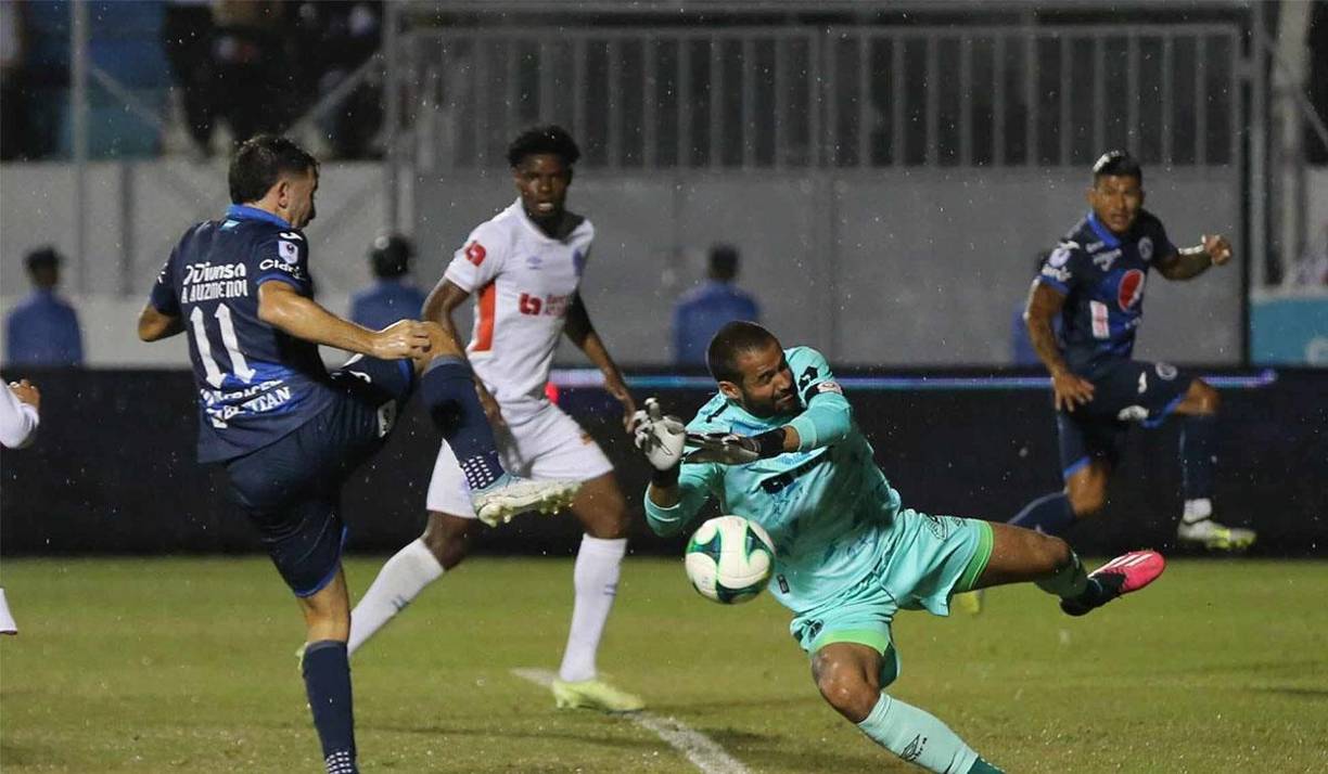 Motagua tuvo dos remates al palo en los primeros 30 minutos del primer tiempo. Además, Edrick Menjívar fue figura al detener varios disparos. 