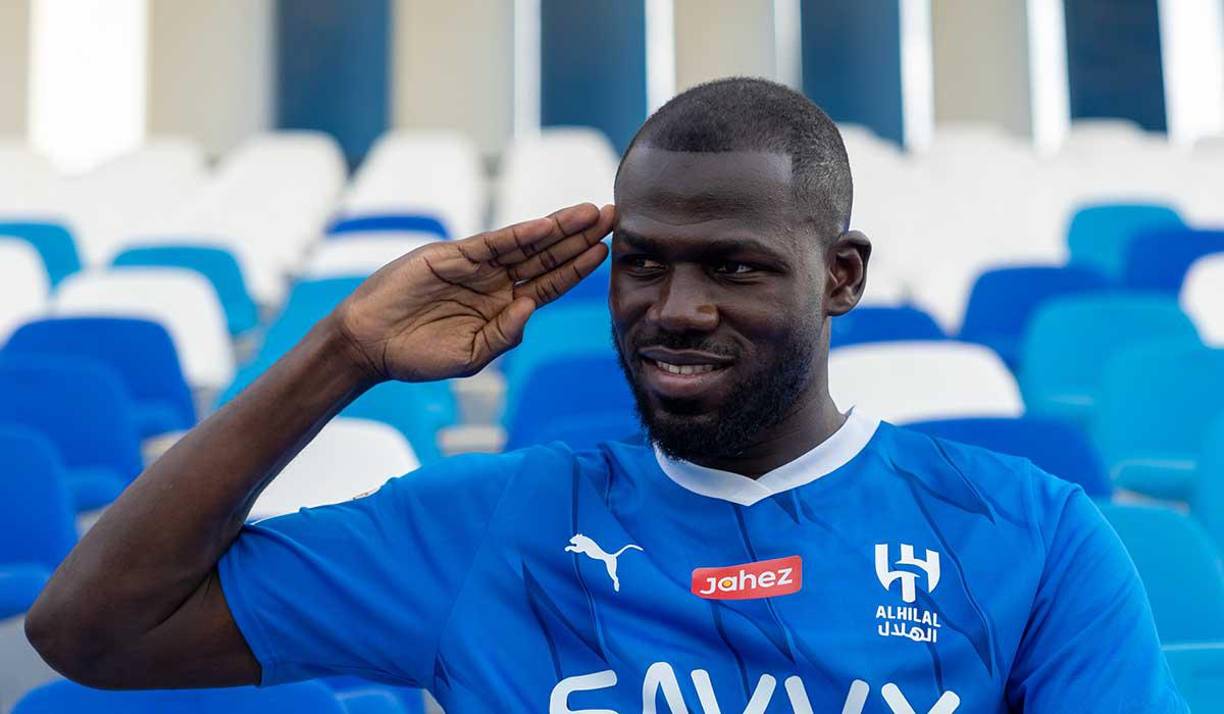 OFICIAL: El defensa internacional senegalés <b>Kalidou</b> <b>Koulibaly</b> deja al Chelsea y es nuevo jugador del Al-Hilal de Arabia Saudita. Según la prensa internacional, el traspaso rondaría los 23 millones de euros (25 millones de dólares) por un jugador que hace un año costó 38 millones de euros (41 millones de dólares).