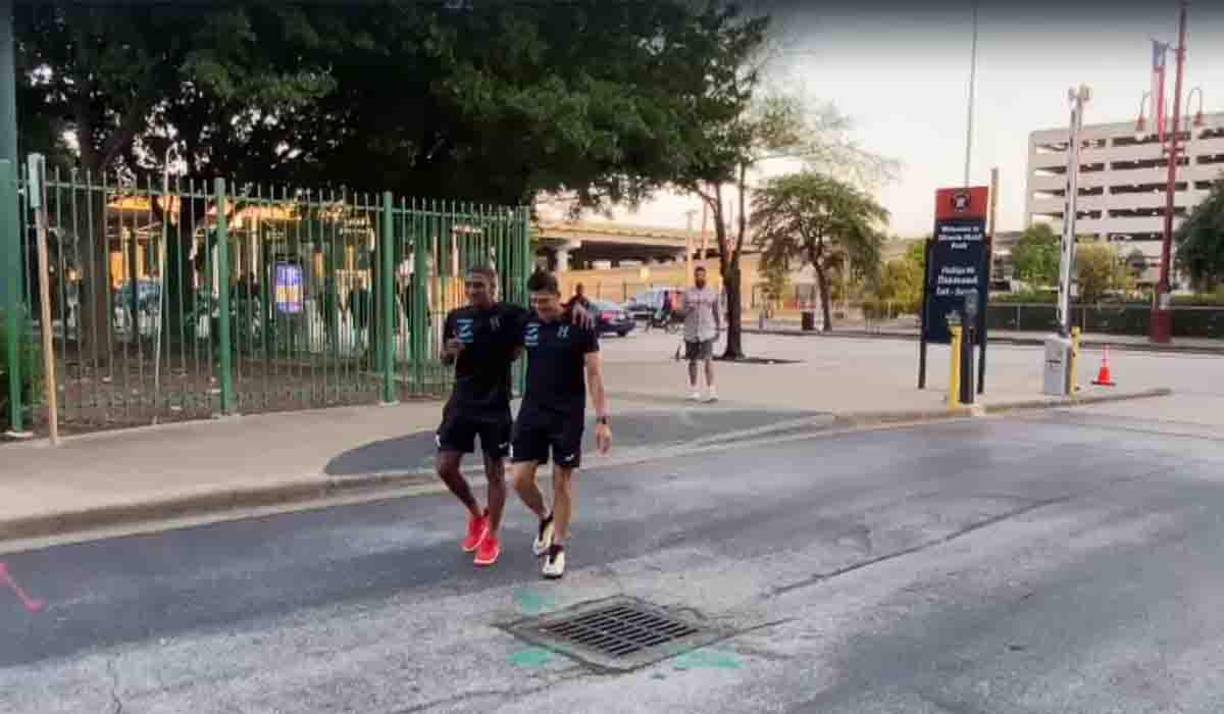 Pese a quedarse fuera de la convocatoria final, Francisco Martínez sigue con el grupo de la selección y acudió al Minute Maid Park. El volante llegó abrazado con Joseph Rosales.