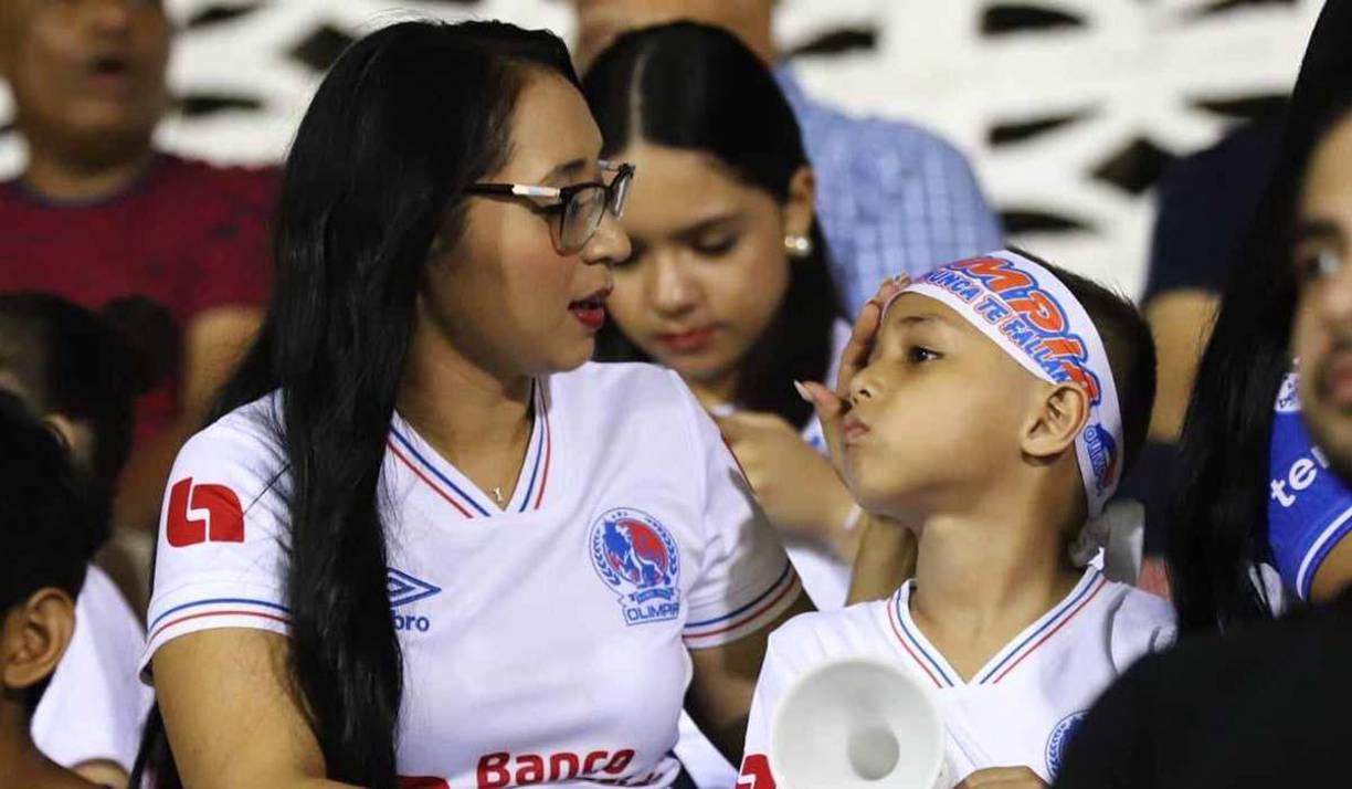 Al estadio Municipal Ceibeño llegaron lindas chicas como ella y fue captada con un familiar. 