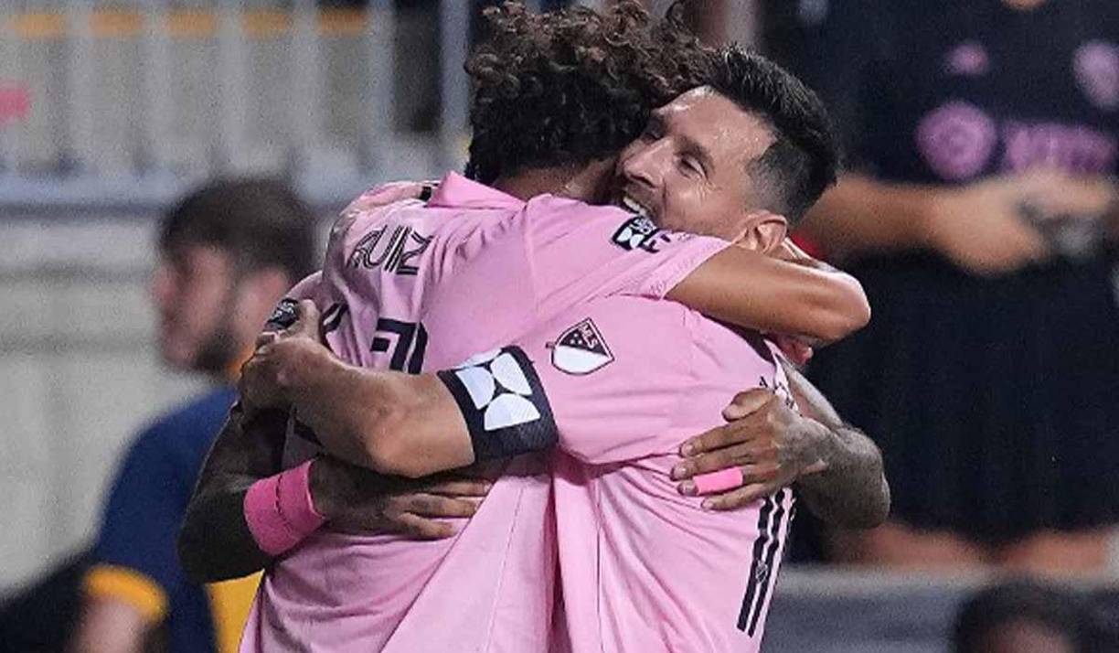 Messi se fue donde David Ruiz y le dio un emotivo abrazo al hondureño que estaba emocionado por su anotación. 