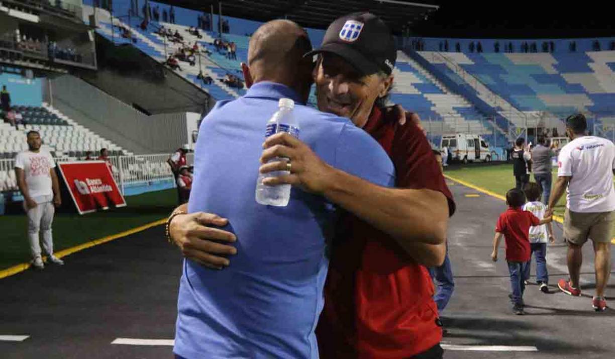 Pedro Troglio y Palomo Rodríguez se dieron un abrazo antes del inicio del clásico moderno del fútbol hondureño.