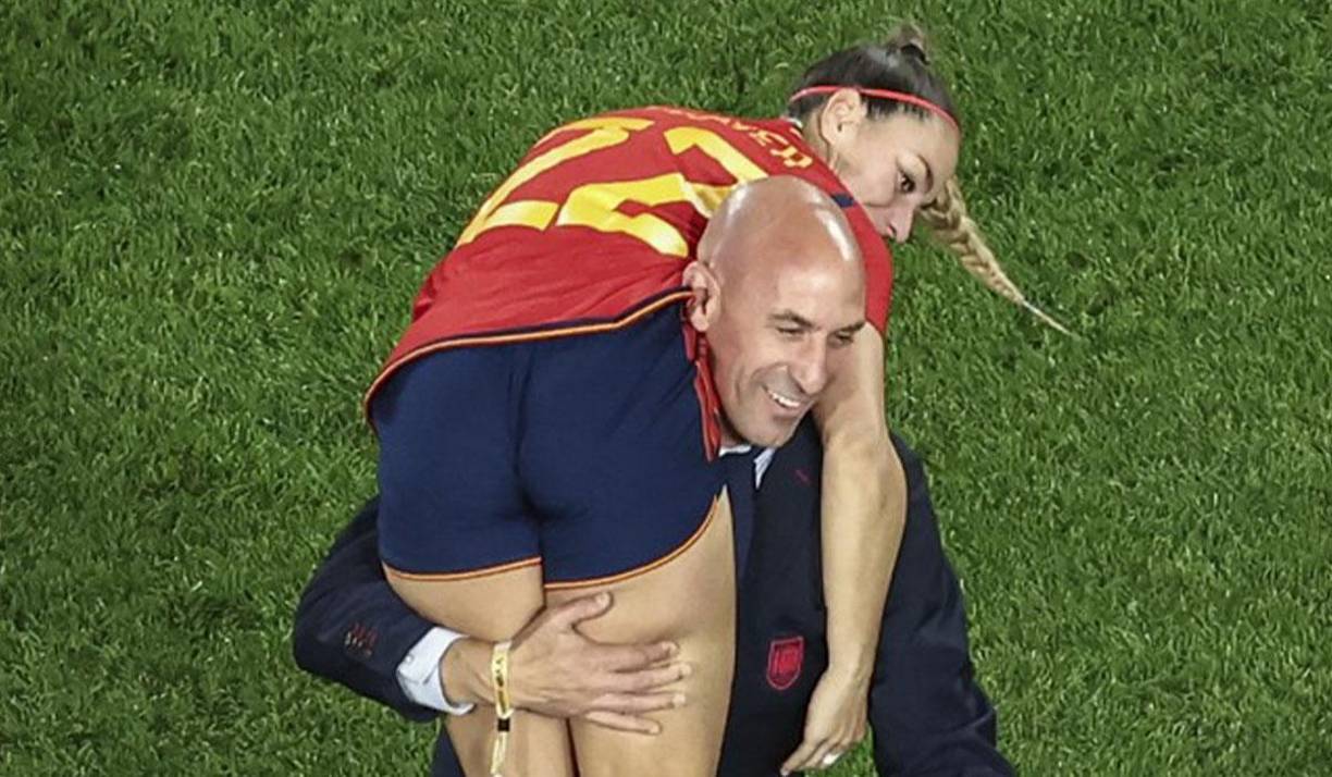 Las fotos en pleno campo de juego del <i>Accord Stadium </i>de Sydney, Australia, se sumaron a la complicada situación que atraviesa Rubiales.