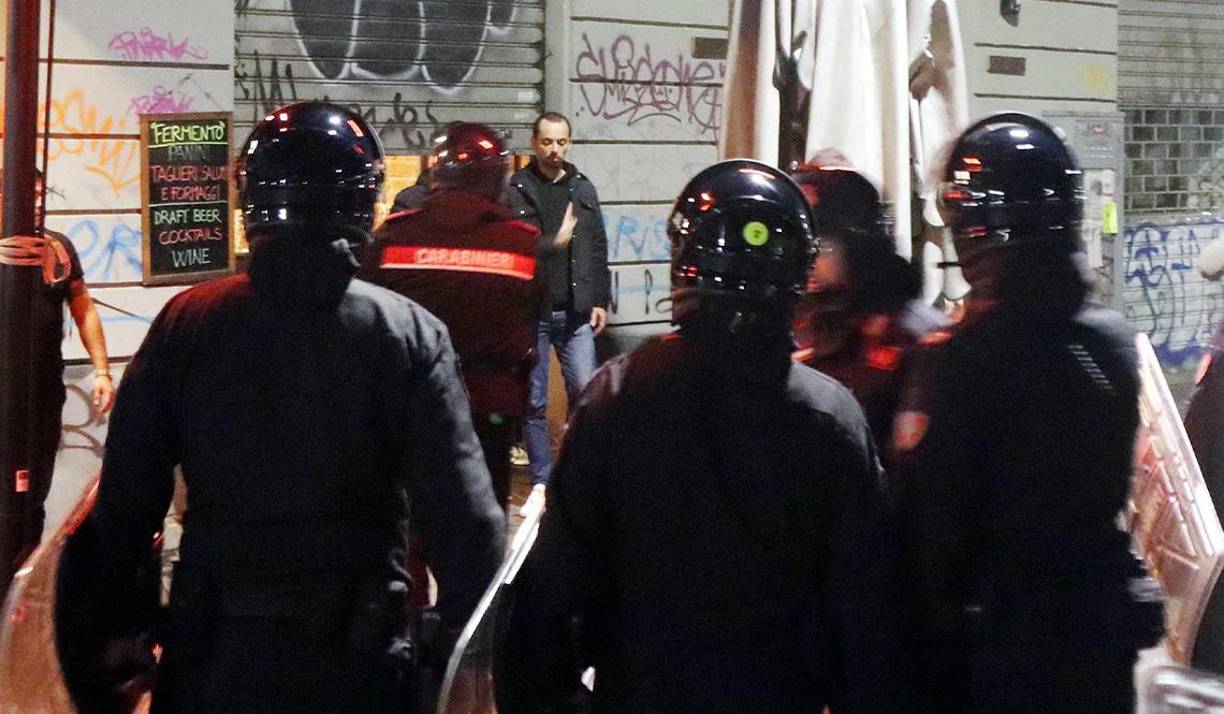 El enfrentamiento entre aficiones tuvo lugar en la zona de Navigli y, según informaron los medios locales, el hombre herido, de 34 años, fue trasladado al Hospital Policlínico en estado grave con dos heridas en la pierna.