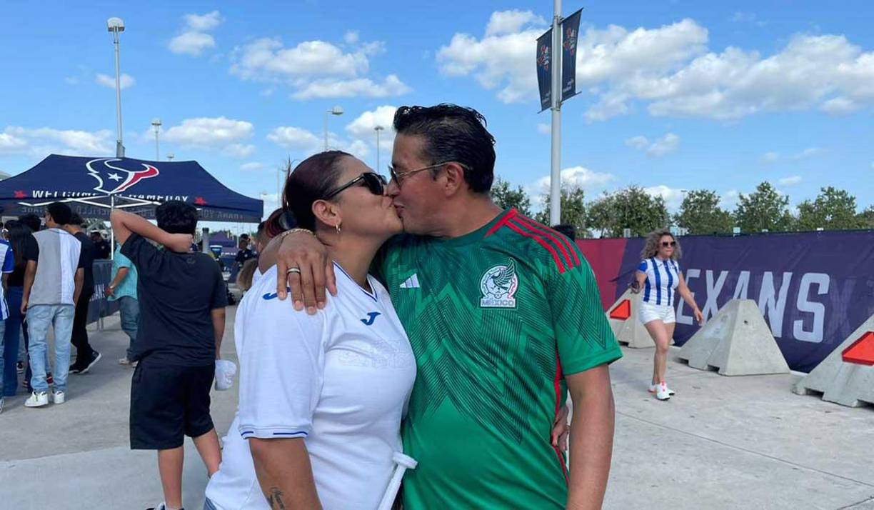 Pareja de hondureña y mexicano se dio un beso en las afueras del estadio.