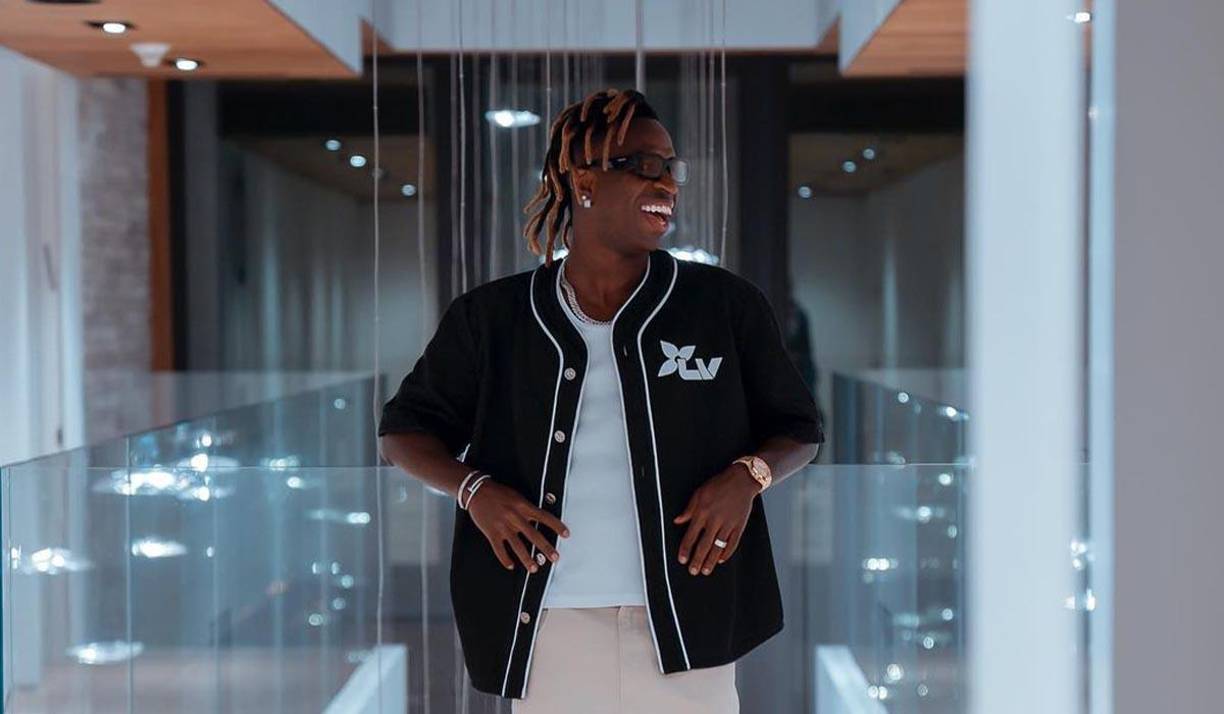 Para ser parte de las fiestas, las chicas deben primero mostrarle fotografías de ella a Vinicius. 