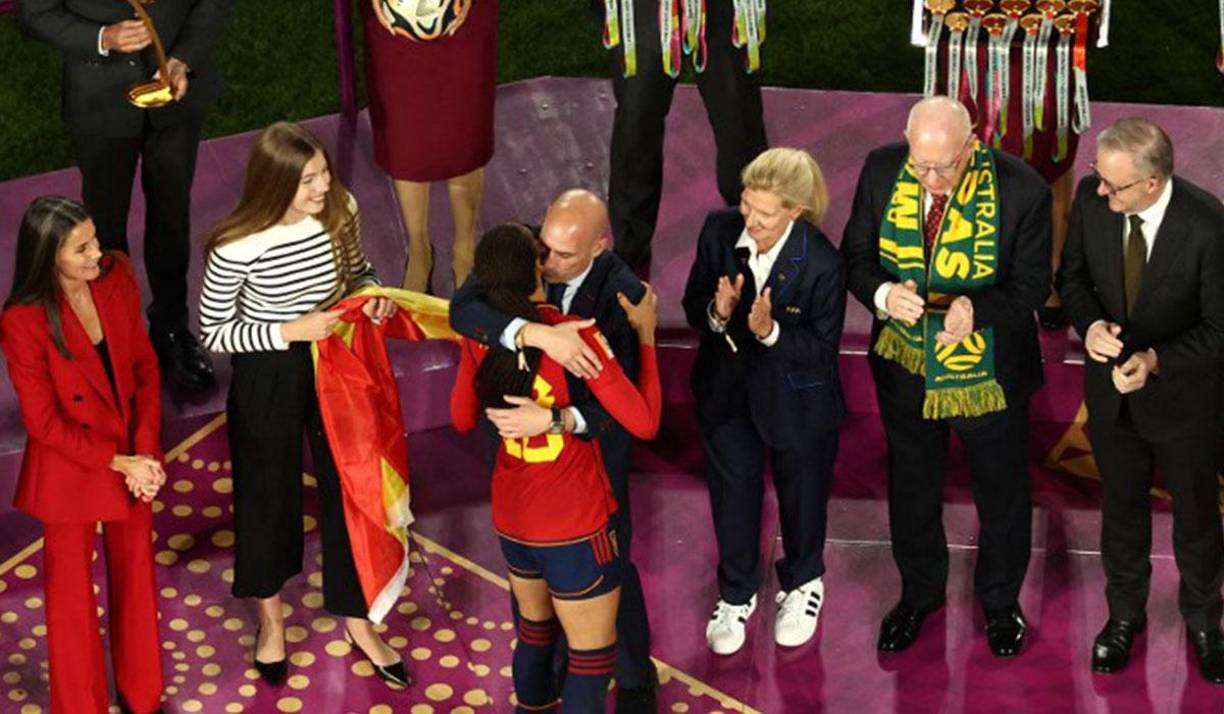 Rubiales explica su polémico beso a Hermoso: “No me queda de otra”