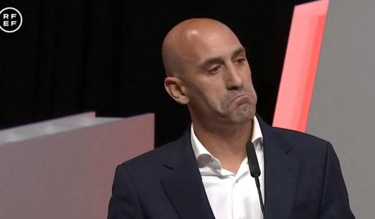 “¿Un pico consentido es para sacarme de aquí?”, se preguntó <b>Rubiales</b>, asegurando que va a defenderse, tras haber sido el blanco de críticas y peticiones de dimisión por su acción desde todos los ámbitos de la sociedad, a lo largo de la semana.. 