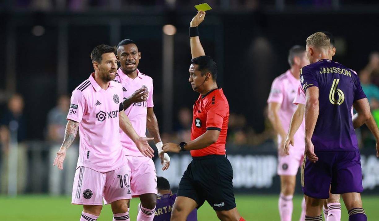 Messi no fue perdonado y recibió su primera tarjeta amarilla con la camiseta del Inter Miami. 