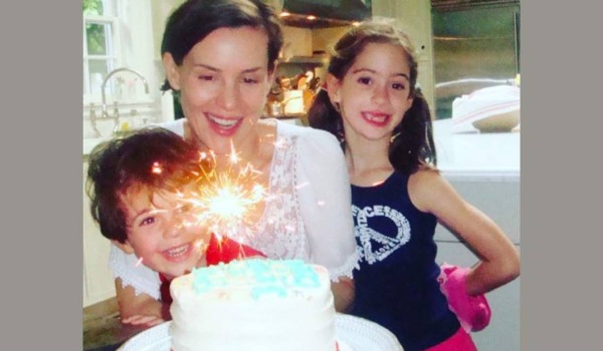 En la actualidad, Davidtz tiene 51 años, está casada y tiene dos hijos.