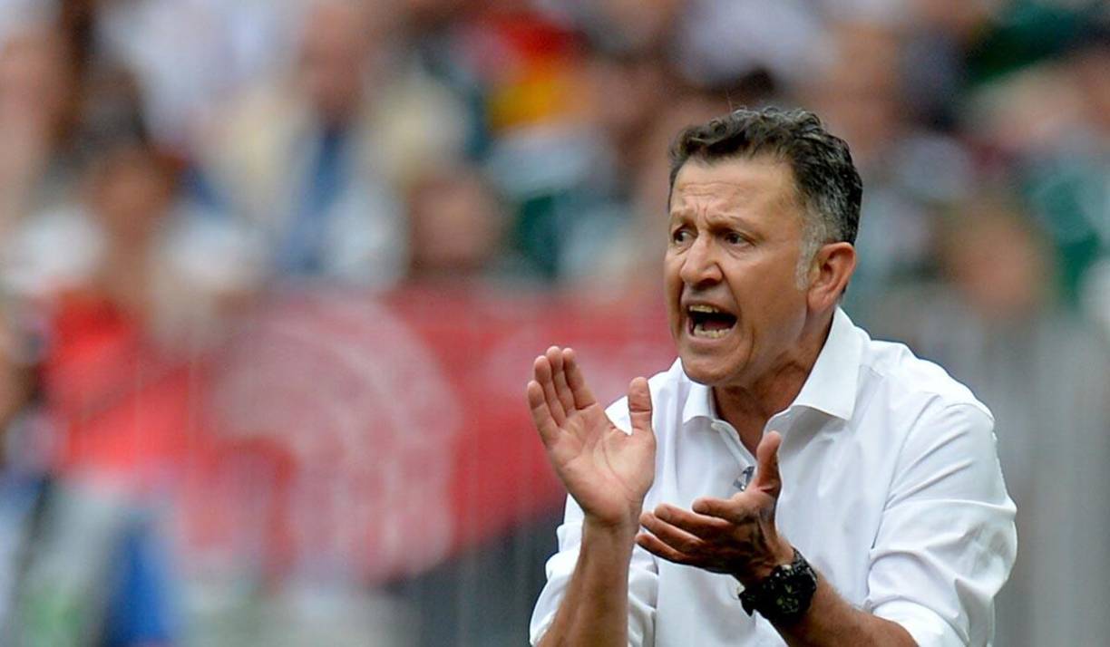 Juan Carlos Osorio gana 1.2 millones de dólares al año en el Zamalek de Egipto, lo que se traduce en un ingreso mensual de unos 100,000 dólares. De acuerdo con versiones extraoficiales, el colombiano estaría pidiendo tres millones al año y la Comisión de Selecciones puja a bajarlo a dos millones. 