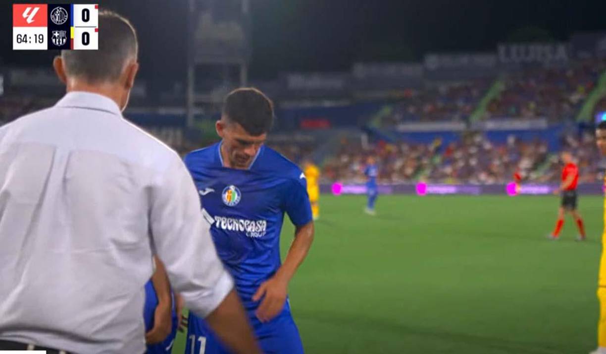 Carles Aleña, exjugador del Barcelona, salió del campo y le cedió su lugar al hondureño Choco Lozano.