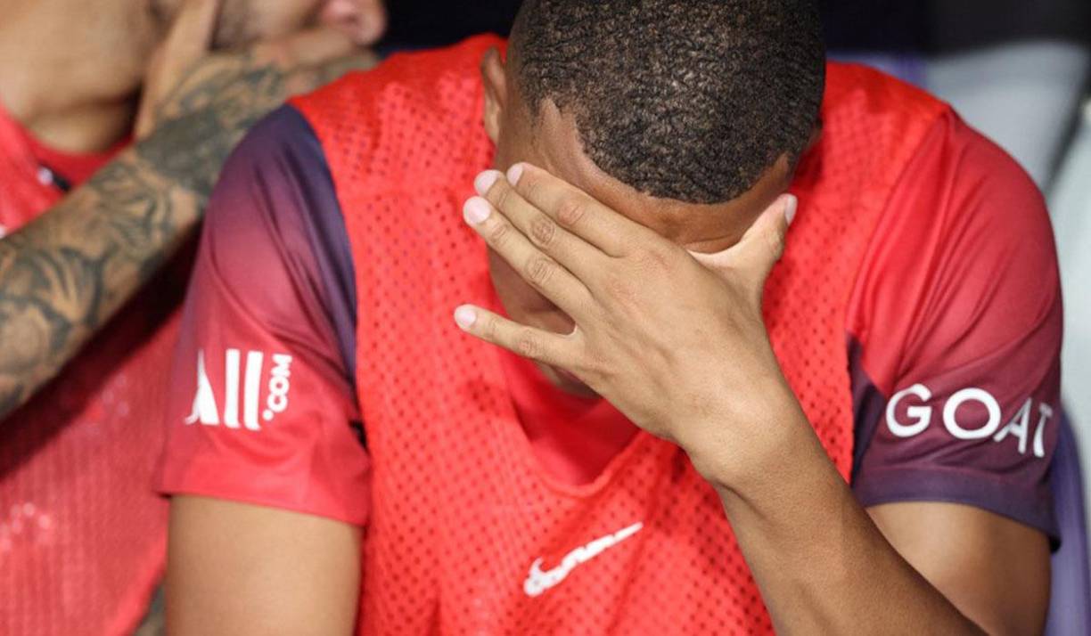 En algunos tramos a Mbappé se le vio preocupado por el accionar de sus compañeros del PSG. 