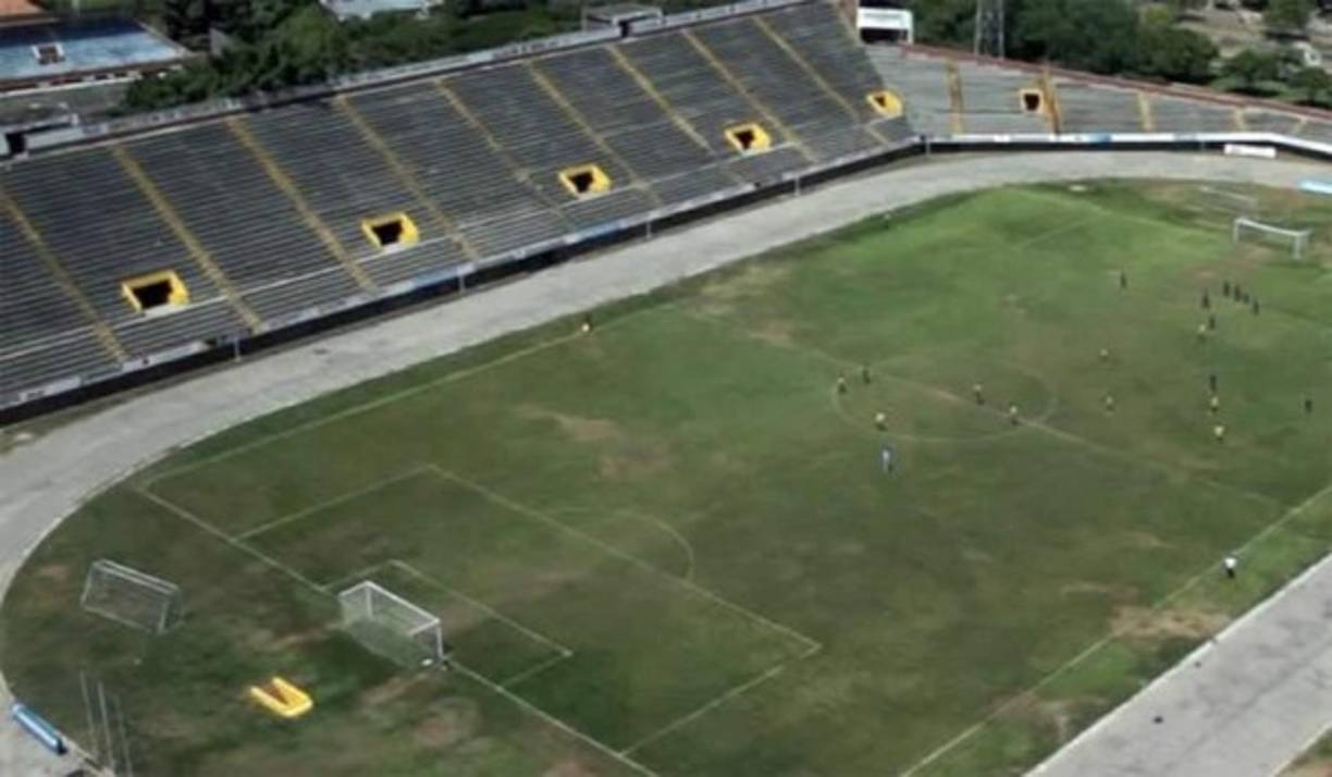 Guillermo Plazas Alcid - Colombia. El frasco enterrado en la cancha del Plazas Alcid, según Bobadilla, se conoce como “ligar” y contenía cuatro muñecos de fútbol, la ampolla de una inyección con un líquido rosado, una hoja de papel verde con el nombre del equipo Atlético Huila, un dado y un billete de un dólar.