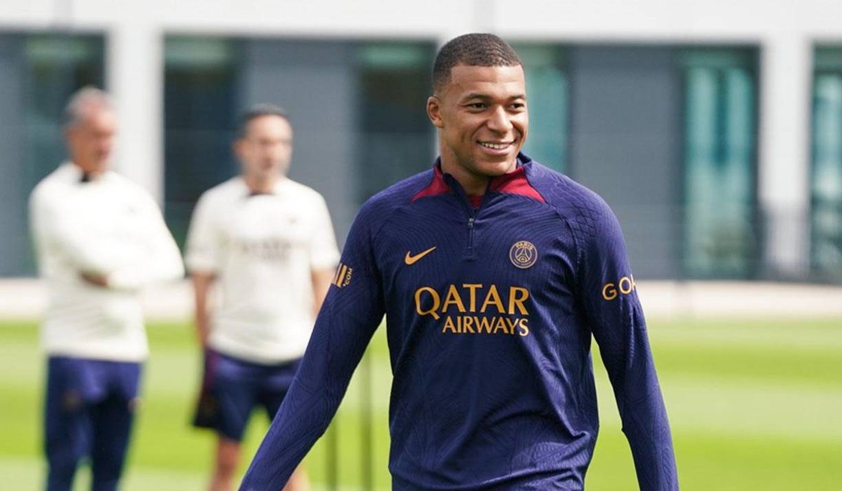 El PSG quiere renovar el contrato de Mbappé para evitar que el futbolista francés se marche libre en el próximo mercado de fichajes. Desde Francia apuntan que esta posible renovación estaría condicionada por una exigencia del campeón mundial en 2018. Kylian Mbappé querría contar con una cláusula de salida en 2024 que le permitiera salir de París.
