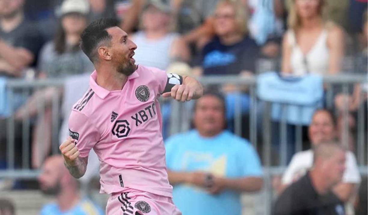 Messi dio un salto y celebró con mucha emoción su golazo. 