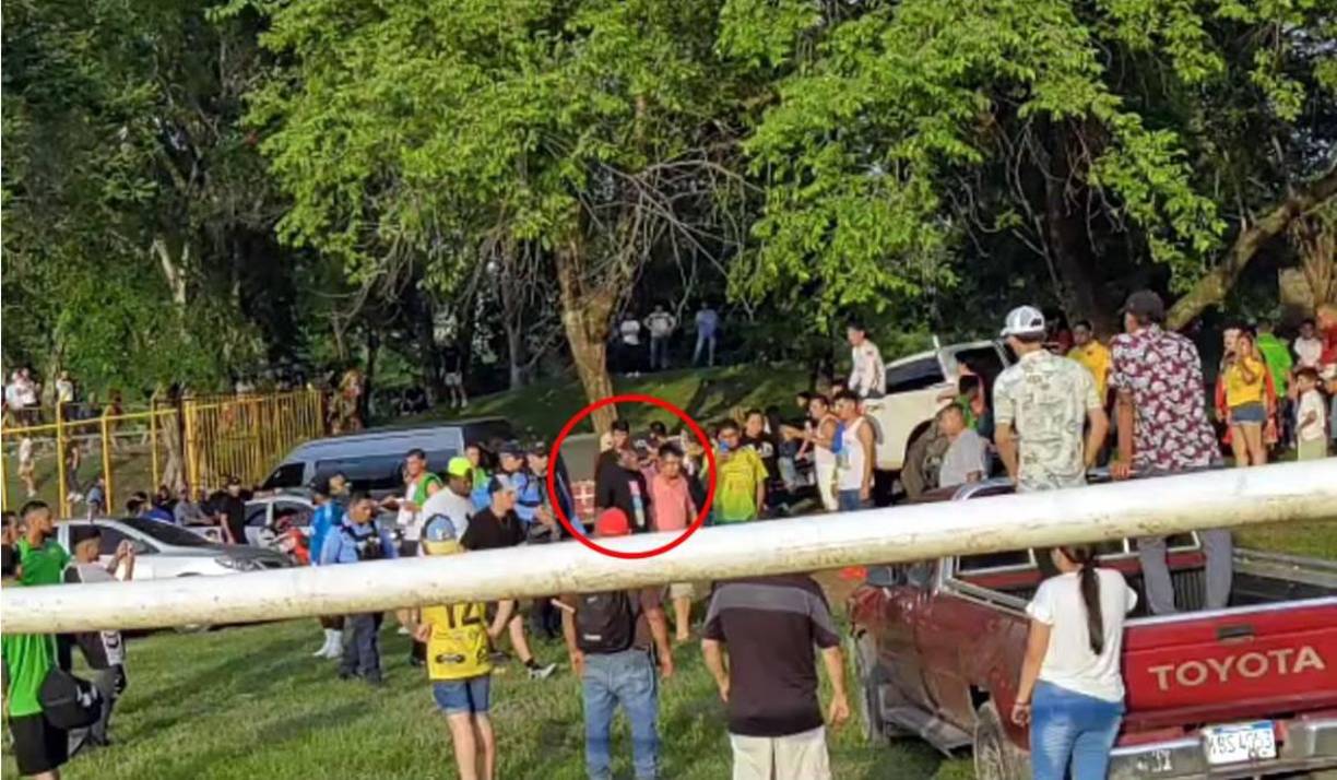En el partido entre Brasilia y Juventus de Roatánn, Romell Quioto vivió momentos complicado en el Estadio Filiberto Fernández de Río Lindo, Cortés. El atacante se vio obligado a salir huyendo tras recibir insultos.