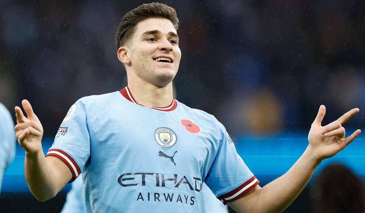 Julián Álvarez (Manchester City). No solo es ahora uno de los delanteros más completos del fútbol mundial, sino también uno de los más deseados. Barcelona y Real Madrid tocan a la puerta y el actual delantero del Manchester City opta para el Balón de Oro.