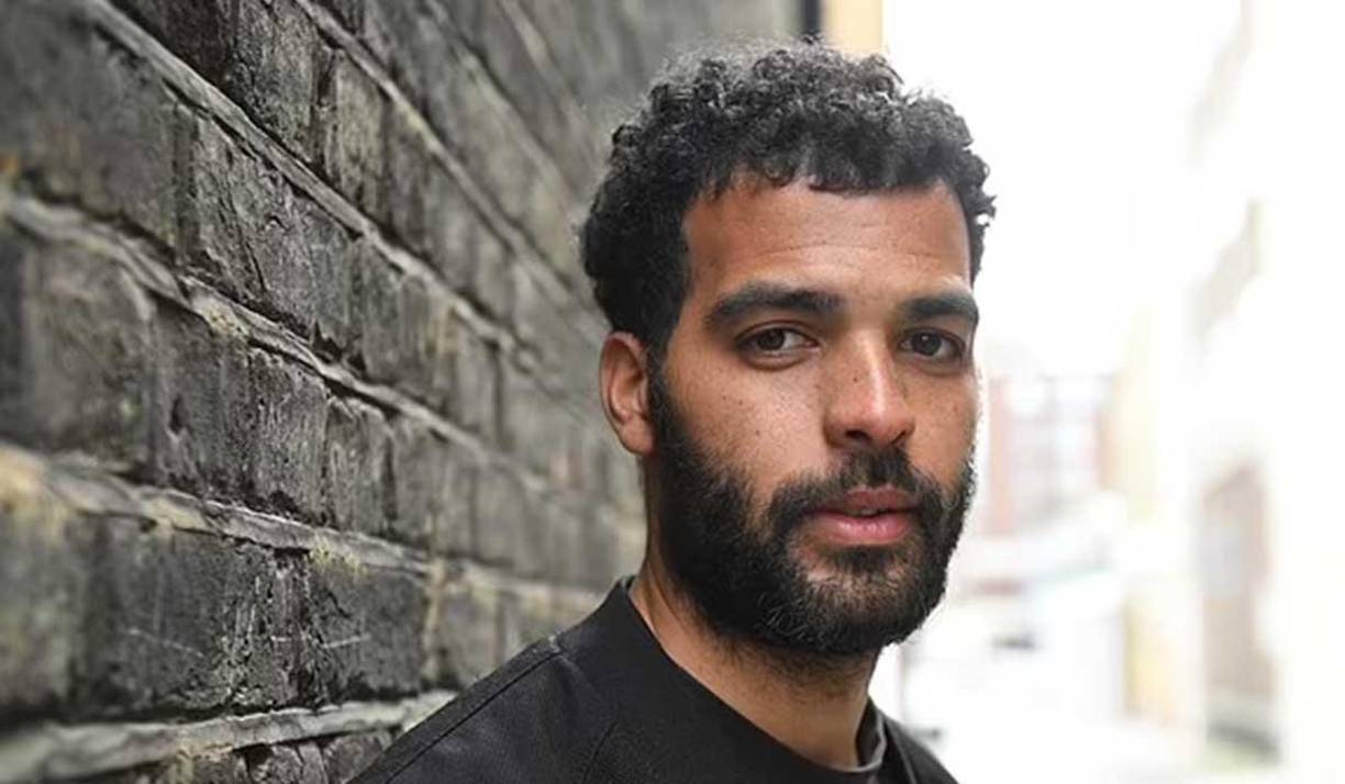 Formado en el Chelsea, llegó a jugar con el primer equipo e inclusive disputó la Champions League, pero hoy vive una dura situación al extremo que vive en la calle.