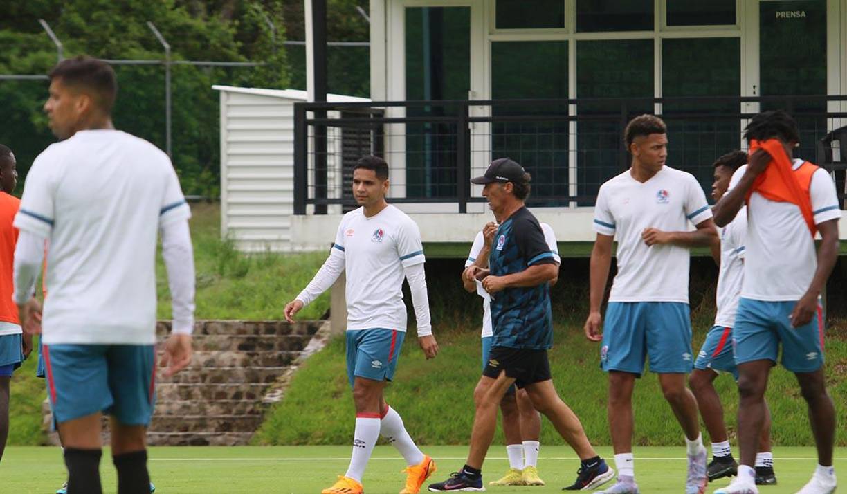 Pedro Troglio estuvo atento en cada trabajo que realizaban los jugadores.