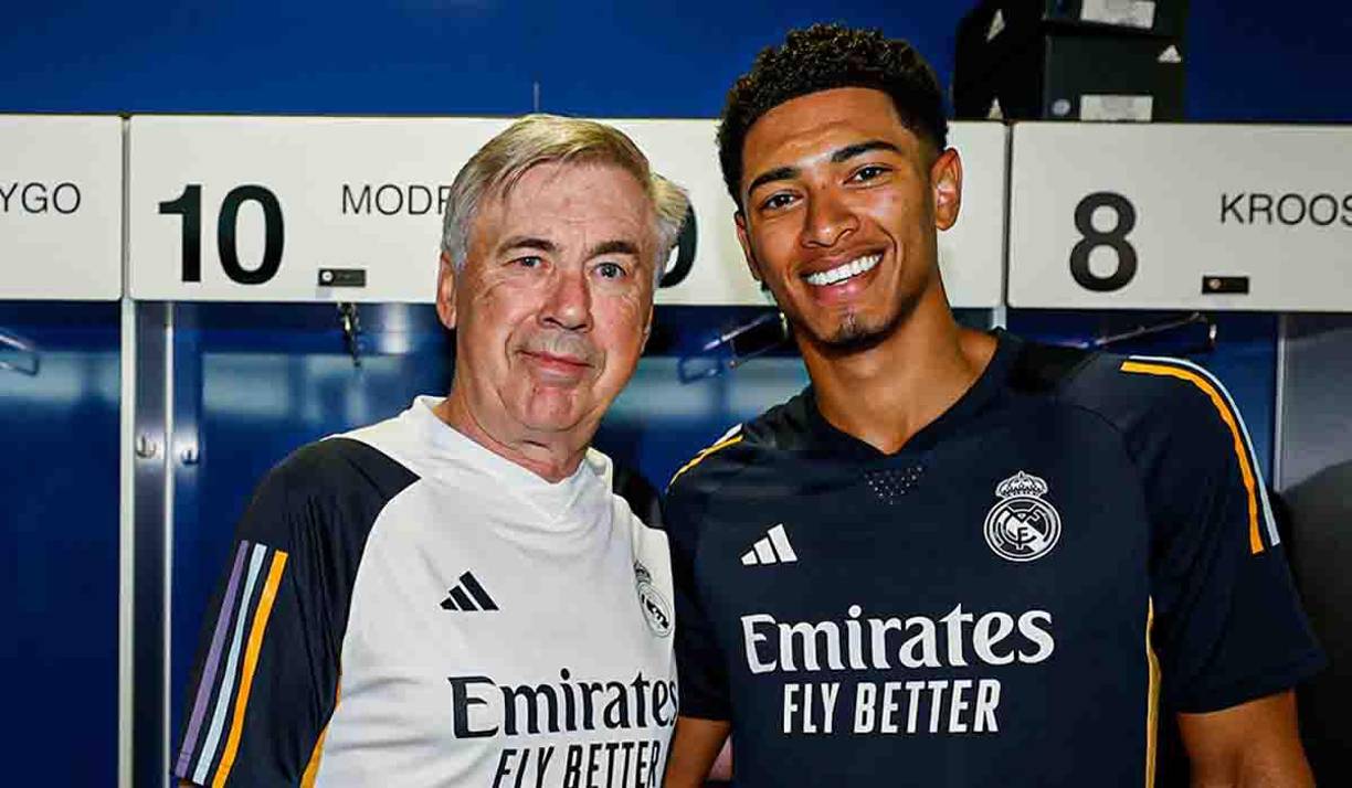 El volante inglés Jude Bellingham fue la segunda novedad del Real Madrid y fue recibido por Ancelotti. Esta imagen ha generado revuelo ya que se puede leer que Modric seguirá con el dorsal 10 y Kroos con el 8, mientras que el 9 es un misterio,¿será de Mbappé?. 