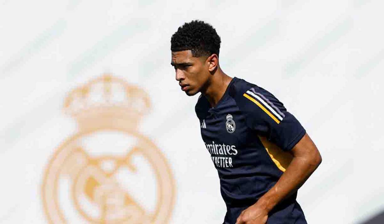Bellingham, fichaje estrella hasta el momento en el Real Madrid de la temporada 2023-24, fue el primero en llegar y superó las pruebas sin problemas