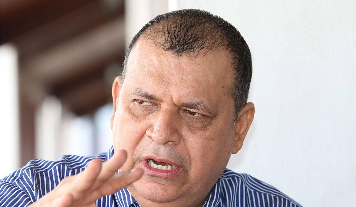 Orlando Ponce también aseguró que hay una periodista de San Pedro Sula que supuestamente debe dinero: “Hay dos, hay una en San Pedro Sula que también es de televisión y hacen lo mismo. Ellas usan intermediarios, usan tercera persona, un amigo para que bajen”, puntualizó.