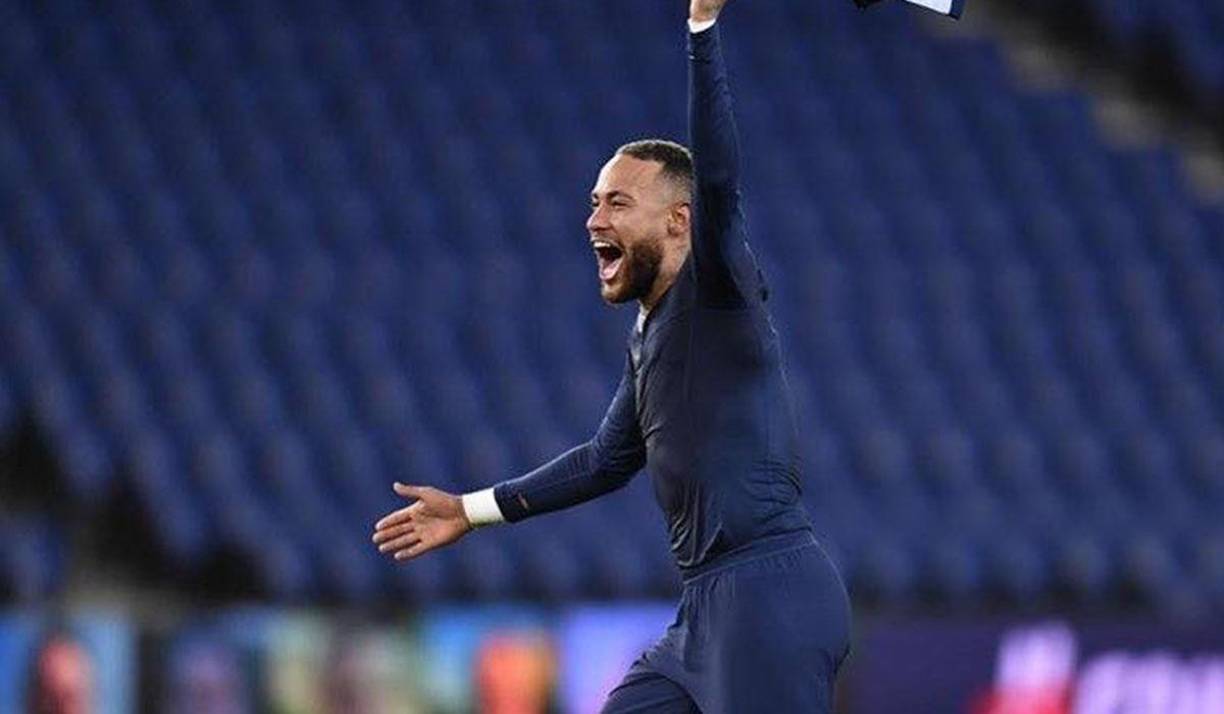 Neymar percibirá un salario descomunal en su aventura en el fútbol saudí. Según el portal ‘Footmercato’, las ganancias del futbolista rondarán entre los 300 y los 400 millones de euros, repartidos a lo largo de los dos años que firmó.