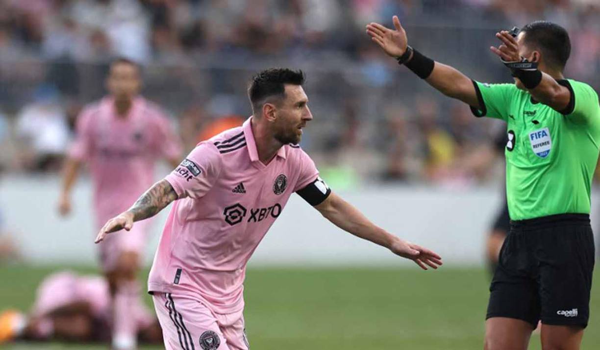<b>Messi</b> aprovechó los espacios concedidos por los locales para firmar un gol de museo. Martínez recibió la pelota en medio campo y habilitó al astro argentino que, al ver cómo Andre Blake retrocedía hacia su arco, lanzó un potente zurdazo desde 31 metros que sorprendió al jamaicano.