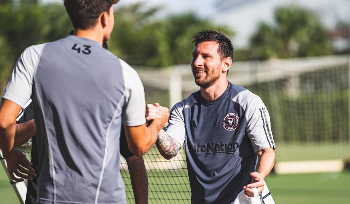 Lionel Messi fue recibido con mucho cariño por sus nuevos compañeros.