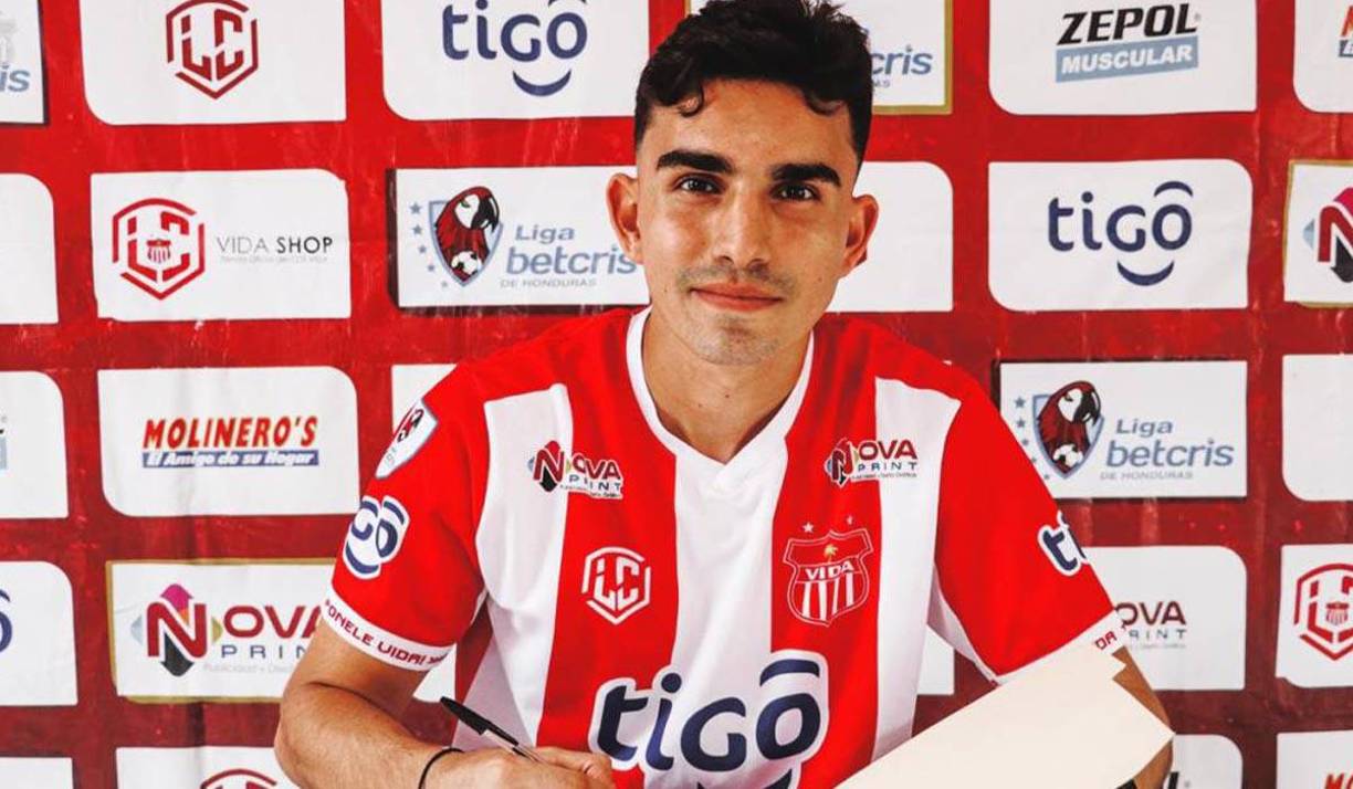 El volante hondureño Carlos “Charlie” Estrada fue presentado como el nuevo jugador del Vida. El jugador de 21 años llega procedente del SC Alcaçovense, club que milita en la tercera división de Portugal.